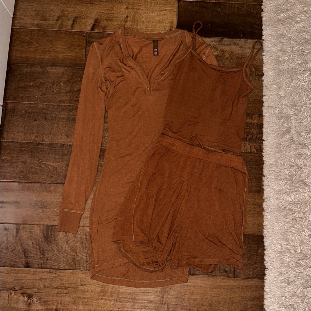 SKIMS SLEEP HENLEY DRESS, SLEEP TANK, SLEEP SHORT LIMITED EDITION: COPPER XS